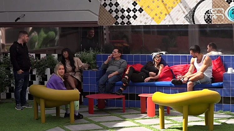 הדיירים בחצר