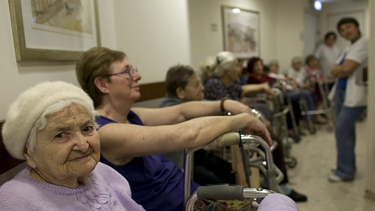 חשיפה: 12 דיירי בית אבות בתל אביב קיבלו חיסון קורונה פג תוקף