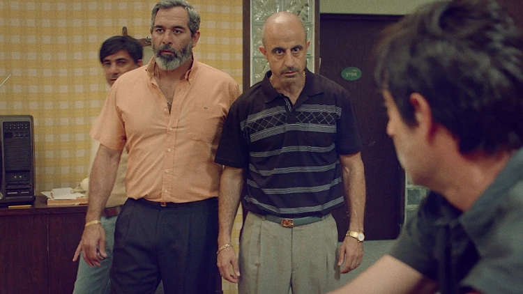 שנות ה-80, עונה 5, פרק 15: אוטו זבל