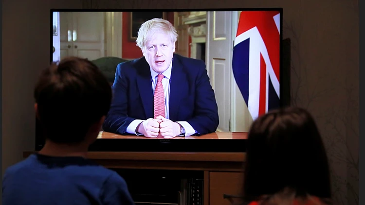 בריטניה: רה"מ ג'ונסון הורה על סגר כמעט מוחלט ברחבי הממלכה | חדשות 13