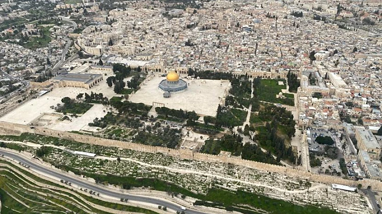 ריצה על החומות וסיור עם שחקני תיאטרון: טיול אחר בירושלים