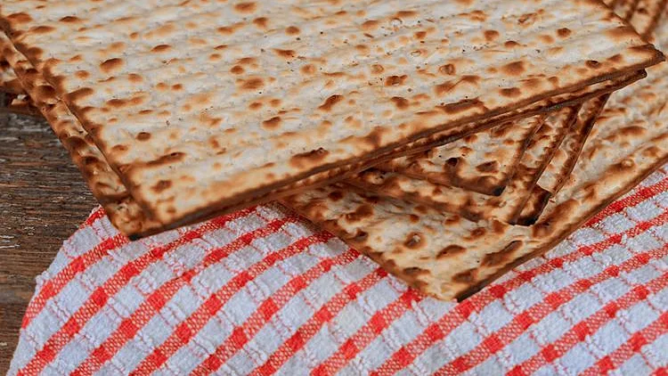 מה יותר משמין - לחם או מצה?