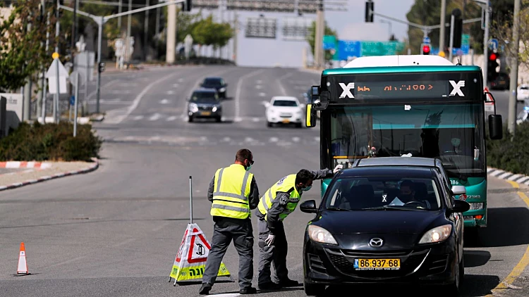 שוטרי מג"ב באחת מהכניסות לשכונות החסומות בירושלים