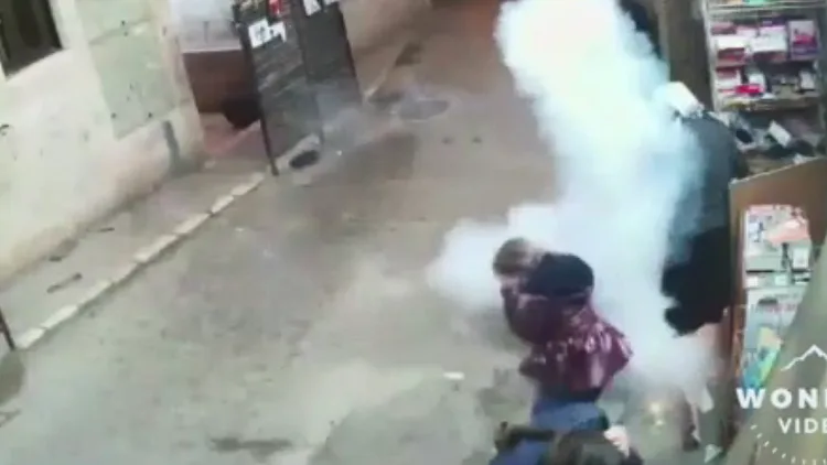 מהומות במאה שערים: ילדה נפגעה מרימון הלם שהשליך שוטר • תיעוד