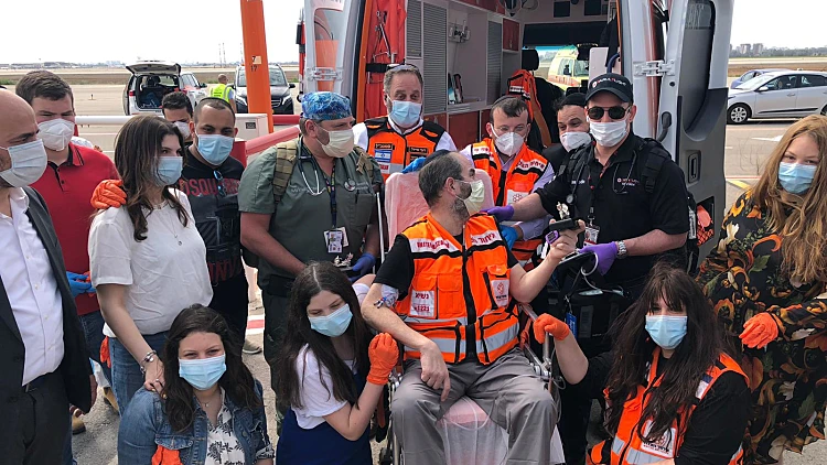 מייסד "איחוד הצלה" שהחלים מקורונה - שב לישראל