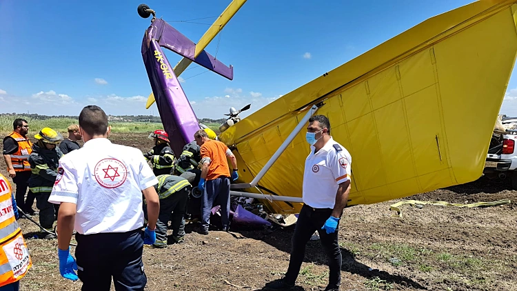 מטוס קל התרסק בשטח פתוח בשרון: אב נהרג, בנו הנער נפצע קשה