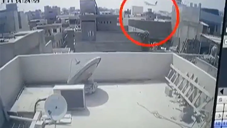מאבד גובה ומתרסק בין הבניינים: תיעוד התרסקות המטוס הפקיסטני