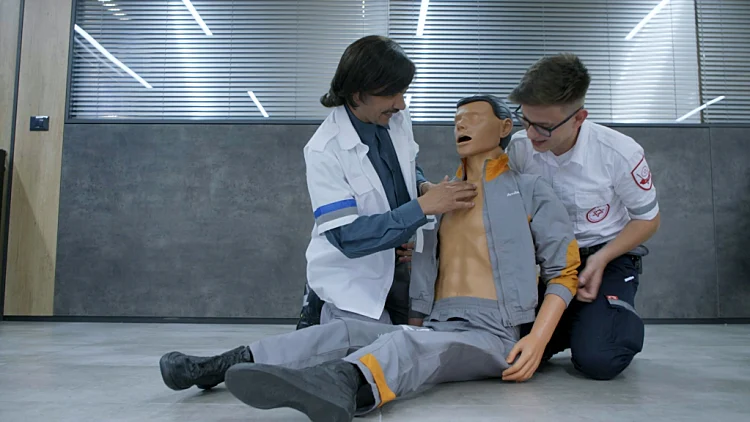 מורדי לומד לעשות החייאה