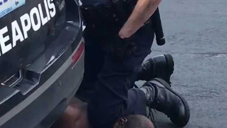 המהומות בארה"ב: הקצין שחנק למוות את העצור השחור הואשם ברצח