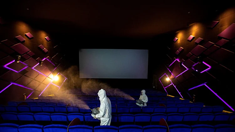 חיטוי של אולם קולנוע