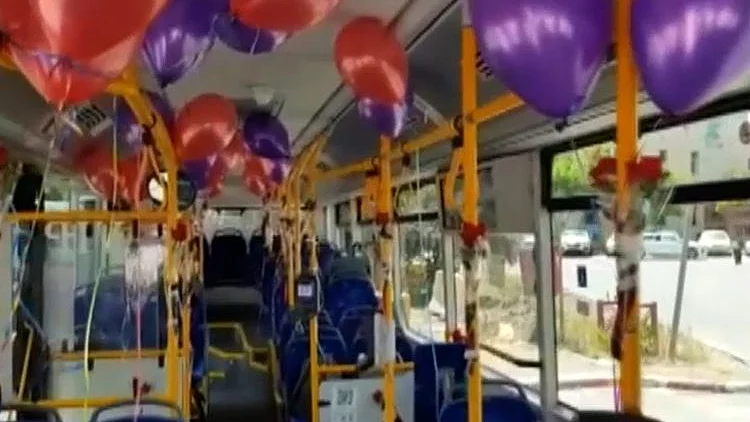 הנהג שמקשט את האוטובוס שלו לפני כל נסיעה למען הנוסעים
