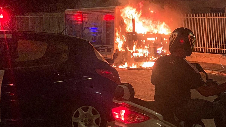 נמשכת המחאה ביפו: בקבוק תבערה הושלך על מבנה של העירייה