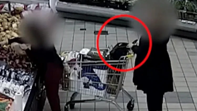 תיעוד: תושבת חיפה עקבה אחר קשישים - וגנבה מהם תיקים וארנקים
