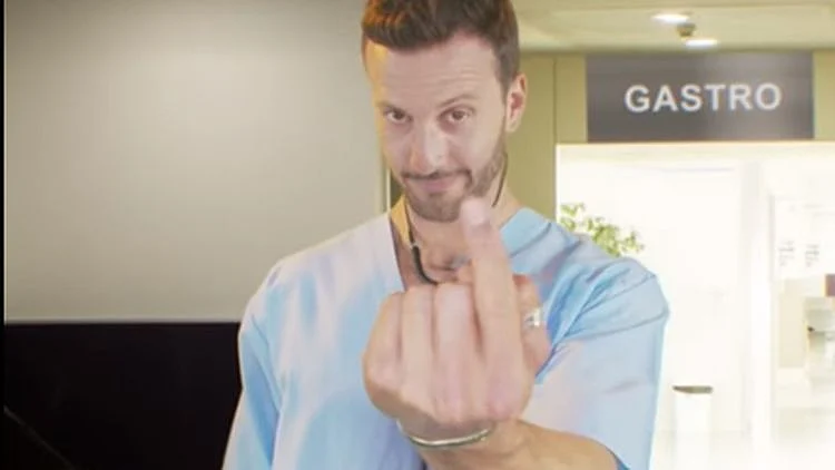 בושה בתחת: מיכאל מושונוב ומייקל לואיס בקליפ מודעות לסרטן המעי בצעירים | רשת 13