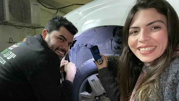 נפגשו בלילה גשום כשהוא החליף לה גלגל - התאהבו והתחתנו