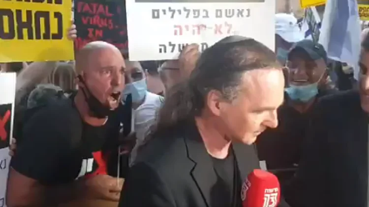 "אפס מאופס": צוות חדשות 13 הותקף במהלך ההפגנה נגד רה"מ