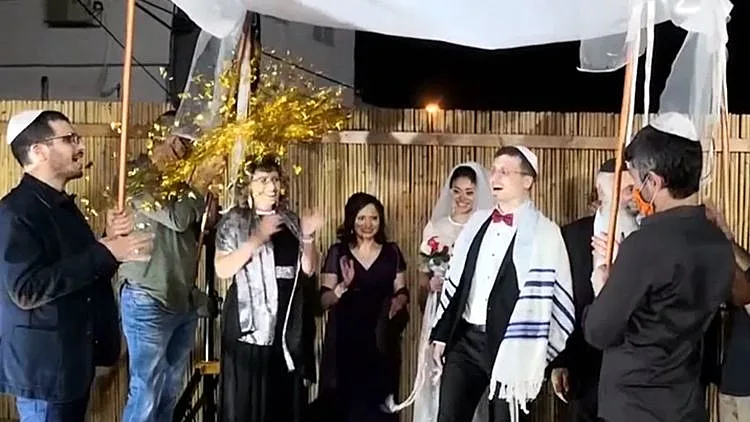 הזוג שנשאר בלי אולם והתחתן במקום בו החתן התנדב בנעוריו