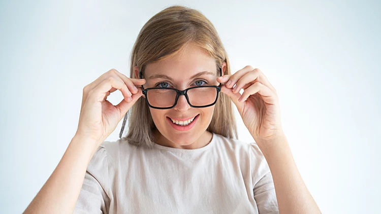 איך בוחרים מכון לביצוע ניתוח להסרת משקפיים? | רשת 13