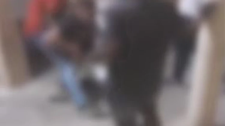 אלימות ללא רחמים: נער הוכה באכזריות ברחובות • תיעוד