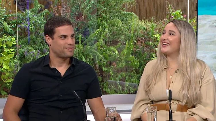 "בן 37, מחפש מישהי כייפית שיכולה לחיות איתי ברחבי העולם"