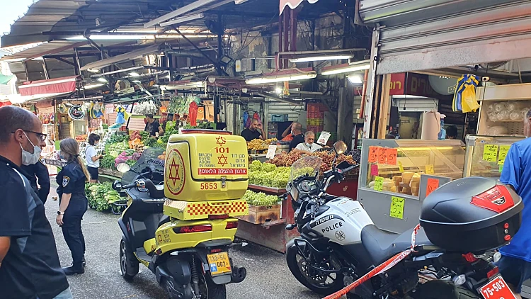 נער בן 16 נפצע קשה בקטטה שפרצה בשוק הכרמל בתל אביב