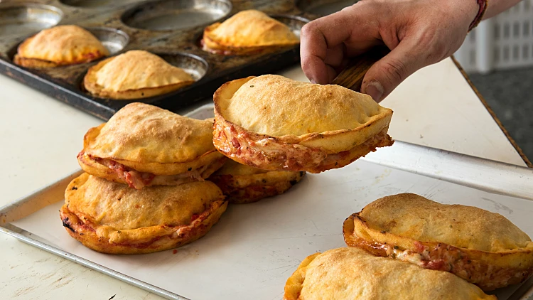 השילוב המושלם: ביומיום פלאפל, בסופ"ש דוכן פיצה מטוגנת כמו בנאפולי