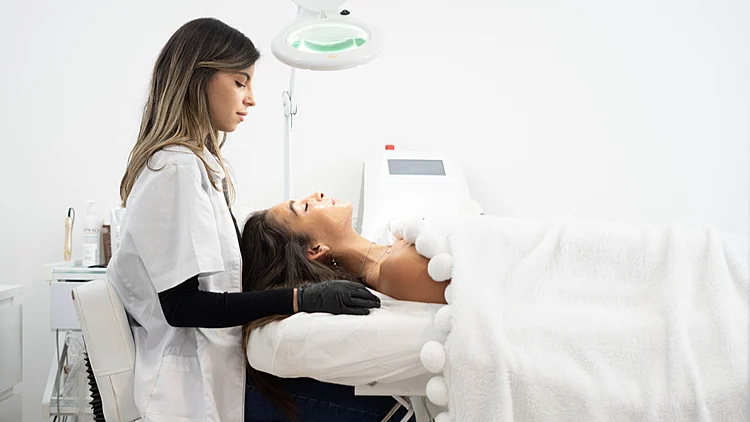 המסיכות פוגעות בעור: הפתרון נמצא דווקא בטבריה | רשת 13