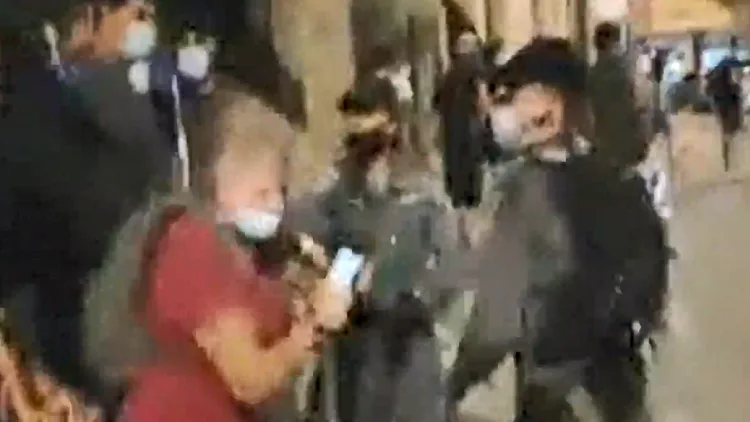 הקצין שהכה מפגין נחקר במח"ש; תיעוד: שוטרת מכה אישה מבוגרת