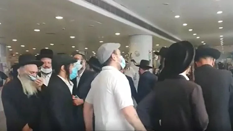 בדרך לאומן: מאות חסידי ברסלב נתקעו בנמלי תעופה ברחבי העולם