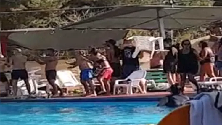 קטטה בבריכה