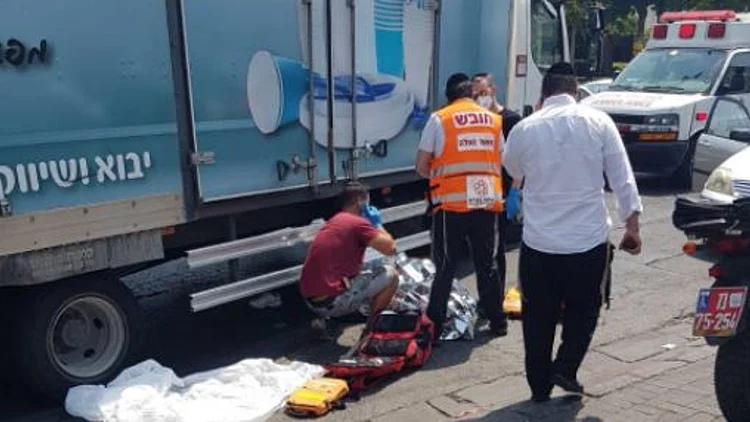מקום התאונה שבה הולכת רגל נפגעה ממשאית בבני ברק