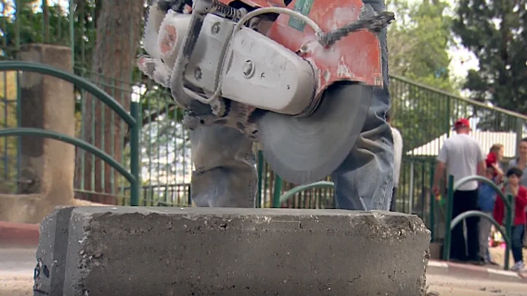 אישה הורשעה שקטעה את ידה עם מסור – כדי להונות את הביטוח | חדשות 13