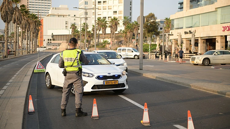 עבודה חיונית בלבד, איסור שהייה בבית זר: ישראל נכנסה לסגר מלא