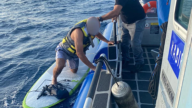 4 ק"מ מהחוף: המשטרה חילצה תושב אשדוד שנתקע על סאפ בלב ים