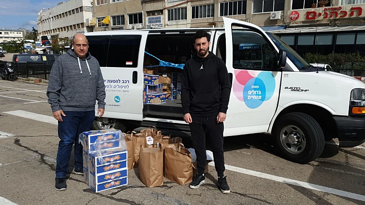 גדול מהחיים: דרור אגרא מסייע למשפחות גם בתקופת הקורונה | רשת 13