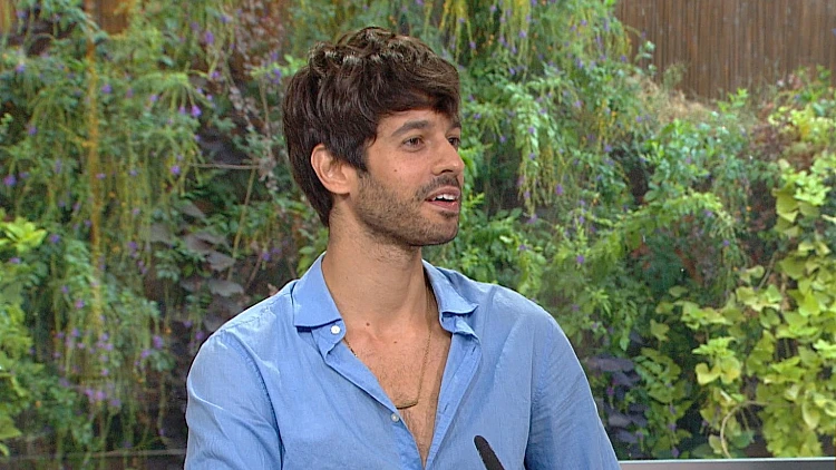 הובהל לבית החולים: הזמר המפורסם נפצע בתאונה קשה | רשת 13