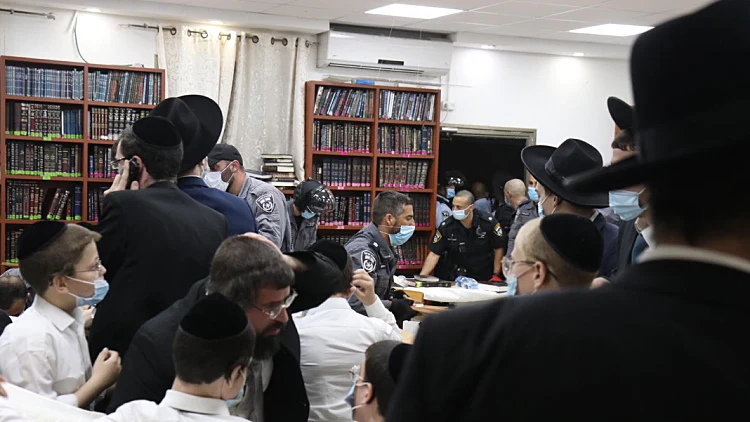 עימותים בין שוטרים לחרדים במודיעין עילית: 20 מתפללים נעצרו