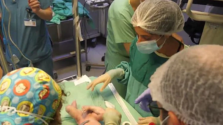 עוצר נשימה: הניתוח הנדיר שהציל תינוק בן יומו