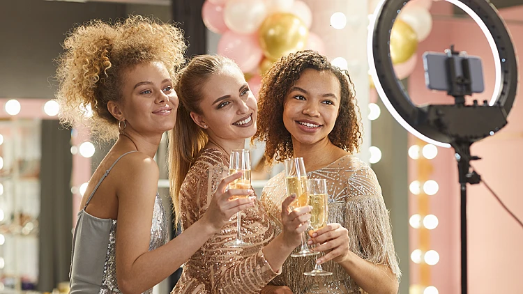 איך הופכים צילום פשוט לצילום מקצועי, מחמיא וזוהר? | רשת 13