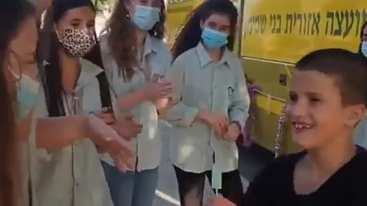כך הגיב מעיין בן ה-7 כשפגש את המדריכות שלו - אחרי 8 חודשים