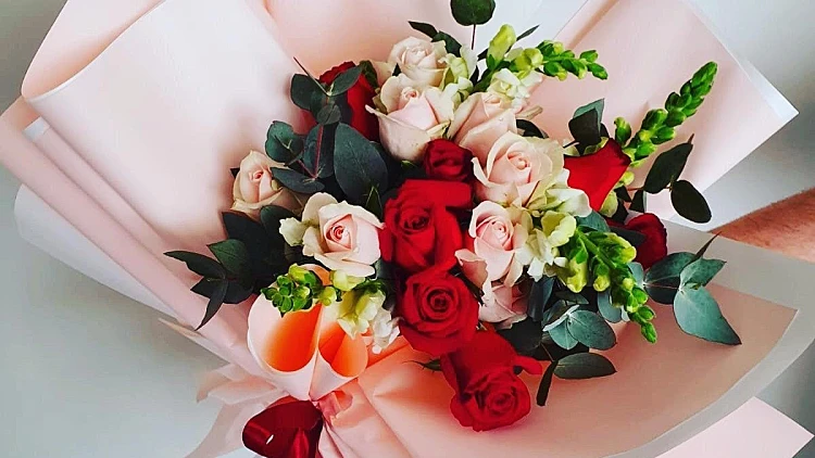 כפרח ביד היוצר – קרן גור יוצרת ומעצבת אמנות בפרחים ומלבישה את הבית | רשת 13