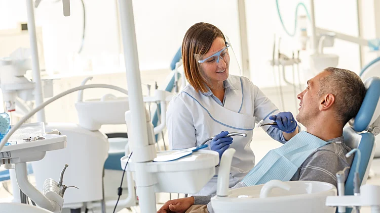 רפואת שיניים בימי קורונה – האם כדאי לדחות טיפולים שיניים רפואיים? | רשת 13