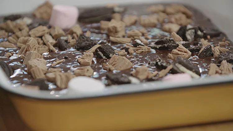 לא רק לילדים: מתכון לבראוניז הפתעות שיחזיר אתכם לילדות | רשת 13