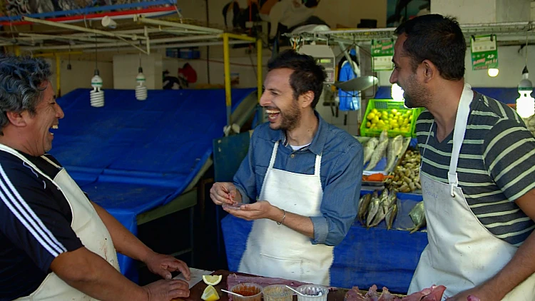 "בשכונה קוראים לי המפלט" | דובדבני וקובץ' לומדים להיות דייגים בצ'ילה