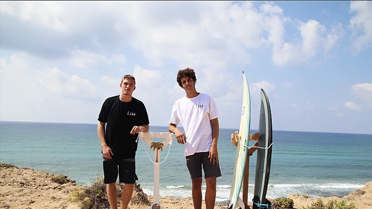 "אש על הגולש" – הסטנדים של ליס. | רשת 13