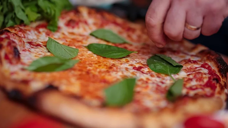 "אצל צרפתי" במטבח – חווית אוכל וטבע בקיבוץ | רשת 13