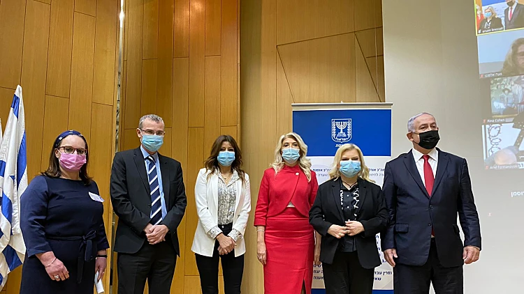 ראש הממשלה בנימין נתניהו במעמד ההכרזה, יחד עם רעייתו ויוזמות המהלך