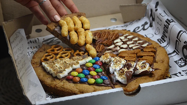 עוגיות השחיתות של Kiss & tell המאנצ'יז של הלילה | רשת 13