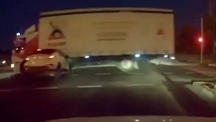 תיעוד מטריד: נהגים חוצים צמתים באדום - וגורמים לתאונות קשות