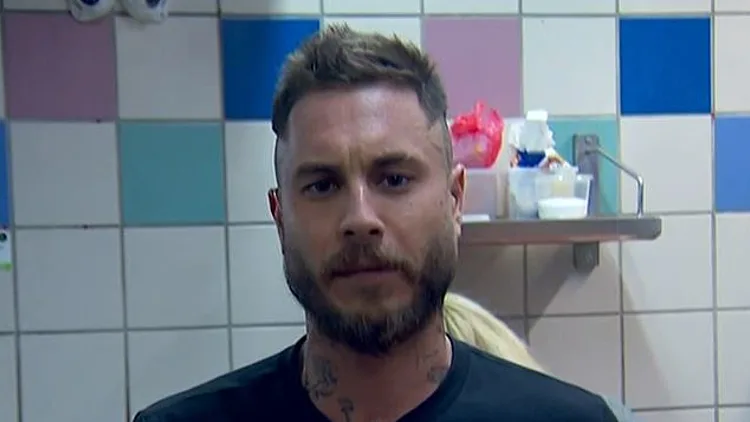 השף טום אביב תקף אדם שהתעלל בכלב - ונעצר: "גבול שאין עליו מחילה"